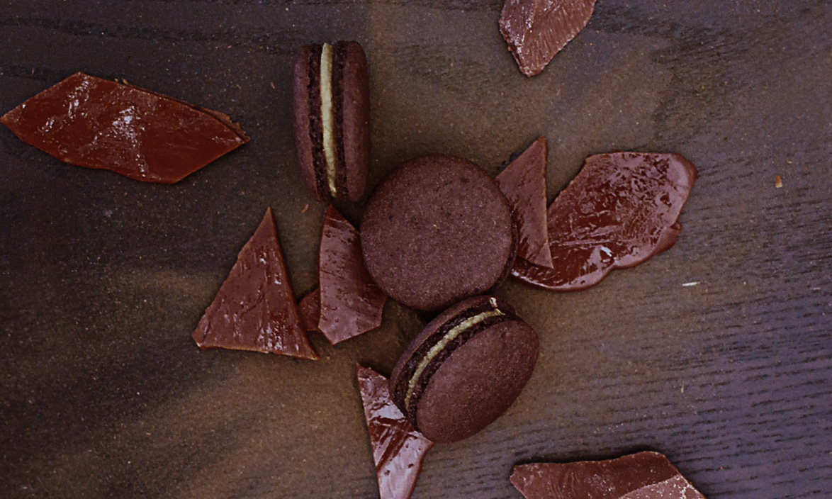 Chocolate Hojicha Créme Brûlée Macaron